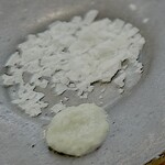 揚雫 - どこぞの岩塩。 これと山葵がトンカツの調味料です。 削り出したような岩塩。 期待が爆発します。