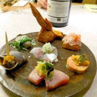 コングスト - ●前菜盛り合わせ
                    つぶ貝、あん肝、ピンチョス、自家製ハム、山口鯵レモン風味、ピンチョス、カキのコンフィ、手羽先、鰤柚子ペースト、ポルチーニバターと生ハム