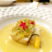 コングスト - ●メカジキ、カリフラワー、昆布ミカン、ムール貝とサフランのソース