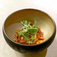 コングスト - ●鰹　パプリカソース、ヘーゼルナッツ　