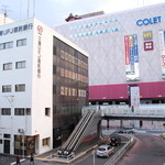 天寿し - 三菱ＵＦＪ信託ＢＫとＣｏｌｅｔの間の道を駅から見て左へ