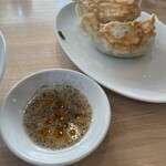 しょうがラーメン 七の庫 - 餃子は酢胡椒に辣油で頂きました。