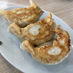しょうがラーメン 七の庫 - 餃子3個（380円）は大ぶりでボリューム満点！