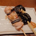釜めし菜時記 さき亭 - 串焼き、油茄子と鶏モモ肉のねぎま