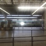 駅そば そば・うどん八起家 西口店 - ステンレスボデーに朝日が反射した高崎線