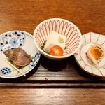 釜めし菜時記 さき亭 - 前菜3種盛はバイ貝煮つけ、胡麻豆腐、柿なます巻き