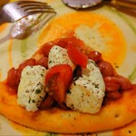 サイゼリヤ - ソーセージピザにモッツァレラチーズとトマトをトッピングし、オリーブオイルをかけてみた