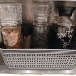 マロリーポークステーキ - いわゆる味変アイテムの人びとで、右からかき醤油、胡椒、塩。カウンター上には、ゆず胡椒、わさび、ステーキソースがありました。