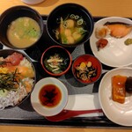 天然温泉吉野　桜の湯 御宿野乃 - ２日目、きのこの味噌汁、おすまし、鮭＋おろし、大和茄子とパプリカ鉄板焼、ひじき、おひたし、海鮮丼