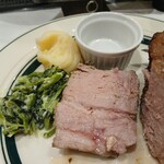 マロリーポークステーキ - ソース用ミニスフレ脇にカット肉をならべたら、ありゃ！直径とほぼ一緒！でも脂身ありパサ感無しで食べ甲斐ありあり。味変アイテムさんたちにもお世話になりました！