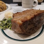 マロリーポークステーキ - 目の前に富士山がやって来ました(驚)これまで本牧某店での400gが最高峰でしたが、さらに50gマシ。果たして登頂できたのか！？