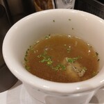 マロリーポークステーキ - スープは大きめカットの鶏肉入り