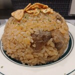 マロリーポークステーキ - ライスとスープのセットにプラス１５０円でガーリックライスにしてみた。お椀をひっくり返した盛り！？に焦る(笑)こちらにも鶏肉がちりばめられておりやした。
