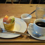 チョコレートムースとコーヒーで　￥６９１（イートインスペースで。）