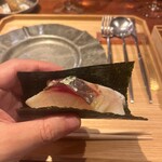 イタリア料理 今井 - 藤本さんの縞鯵にモッツァレラチーズを海苔巻きにします