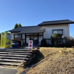 ラーメン貴丸 - 誰も並んでおりませんが店内はほぼ満席でラスト席をゲットしました〜カウンター席の10番　ラッキー✌️