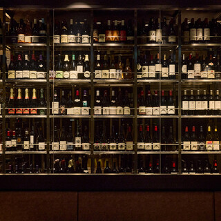 ワインはクラシックからトレンドまで約1,000種