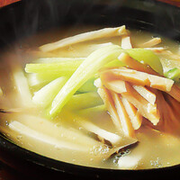 鶏肉と青菜の白湯煮込み麺　2025年12月1日（月)～2026年1月31日（土）