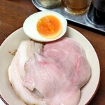 らーめん蔵花 - ご飯に載っけて‥‥でも、何か、タレが欲しいなぁ。ご店主さんは、脂と醤油を勧めてくれた。