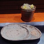 そば くら富 - 天ぷら用のお皿と塩　そばつゆと薬味