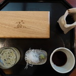 そばきり 日曜庵 - 器もいろいろ。「粗挽きのせいろ」の香りは、逃がしません。