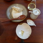 そばきり 日曜庵 - 豆腐のいろいろ。右上から、エゴマ油・濃い味の醤油・甘い海の塩。