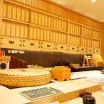 さえ喜 - 清潔感のあるカウンター。