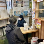 東野幌の立ち食い屋さん - 婆ちゃん二人がチョコンと座っとった