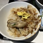 天吉 - 牡蠣釜飯を茶碗によそったところ
