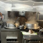 豚骨中華そば がんたれ - 豚骨を釜で煮てエンマ棒で常に掻き混ぜる　この手間ヒマを惜しまない結果が、最高の一杯として我々に提供される