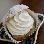 銀座コージーコーナー - 料理写真:ブラックフライデー限定 Wシュー(クリーム&カスタード) ホイップクリーム50%増量