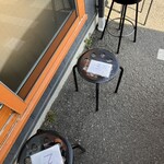 豚骨中華そば がんたれ - 開店5分前にこの椅子に移動　非常に効率的かつ客想いだ