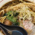 ラーメン屋 切田製麺 - ニンニク魚粉スパイス&ブラックペッパー投入…旨い‼️