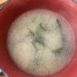 豚ステーキ十一 - 豆腐とワカメの味噌汁