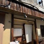 讃岐うどん はるしん - 色合いからやや店名がわかりにくいですが、近くの交差点から見える位置です。