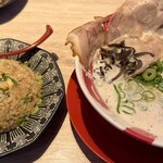 豚骨麺屋 一番軒 - 料理写真:白豚骨ラーメンと炒飯(単品)
ここは美味しい一番軒♪
炒飯がすごくすごく美味しいので一人前♪