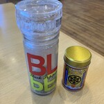 長門牧場レストラン コリーヌ - 辛味無料。左・胡椒。右・一味唐辛子。ピザ受取の所にある。