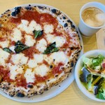 長門牧場レストラン コリーヌ - マルゲリータピッツァ！、ミニサラダ、カフェラテ