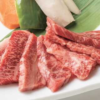 バイヤーが厳選した黒毛和牛や国産牛をお楽しみください。