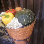 やさいや 鉄板焼野菜 - お店のドアの前には野菜がオブジェのように並べてある