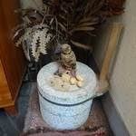 そばきり 日曜庵 - 石臼もいろいろ。「手挽き用石臼」のディスプレー。