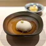 鮨 西崎 - これは逸品！
      「白子」と供されるものの、ご覧のビジュアルです(^^)
      山芋と合わせた葛寄せ仕立てで、見た目に比して、味わいはちゃんと白子。