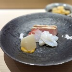 鮨 西崎 - お造りは、外側だけ火入れしたメカジキに、真鯛と水蛸。
            それぞれに異なる塩を用意されるこだわりよう。
            風呂吹き大根は、柚子味噌ではなくて、酢橘味噌で爽やかに。