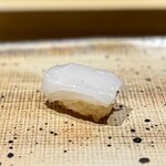 鮨 西崎 - 技が詰まった白いかです。
      想像超える薄さのミルフィーユ状で、硬さを克服。
      酢橘の量のバラつきを抑える水塩も、独自の工夫。
      この日は、イカの甘さを立たせるためか、シャリの酸を少し強めに感じます。見事。