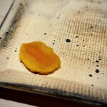 鮨 西崎 - こちらは、自家製の生唐墨。
      まったく干していないので、フレッシュな魚卵の美味しさが生き生き♪
      解凍直後のシャリっとした食感から、温度上昇とともに刻一刻と変わる舌触りの変化も楽しい。