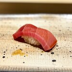 鮨 西崎 - とてもバランスが取れた中トロ。こちらは大間から。