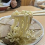 坂内食堂 - 中太な縮れ麵