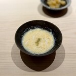 鮨 西崎 - 白魚の豆乳汁。
            お鍋の後の雑炊をいただくような、柔らかく温かい一皿から。