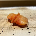 鮨 西崎 - 【追加】赤貝。
      程よいサイズと香り。
      一本だけ忍ばせたカイワレが、後味を爽やかに収束させます。