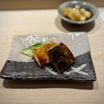 鮨 西崎 - この焼き穴子が、またまた素晴らしい〜！
      皮目からのみ、じっくりと火入れするそうですが、この日は特に穴子自体が肉厚な気がする。
      その分、皮側のパリパリ感だけじゃなくて、身のふんわり感も強調されてます。